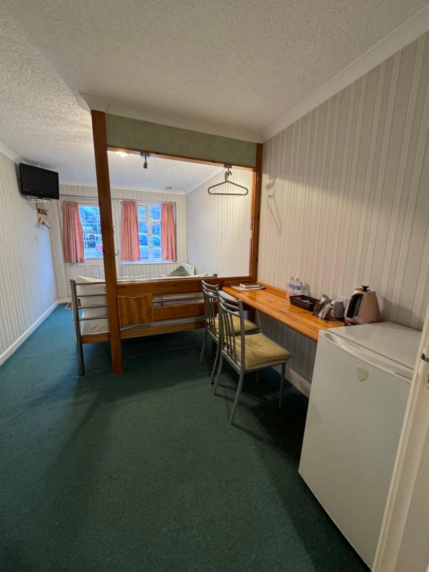 All Seasons Gatwick Guest House & Parking Horley Zewnętrze zdjęcie