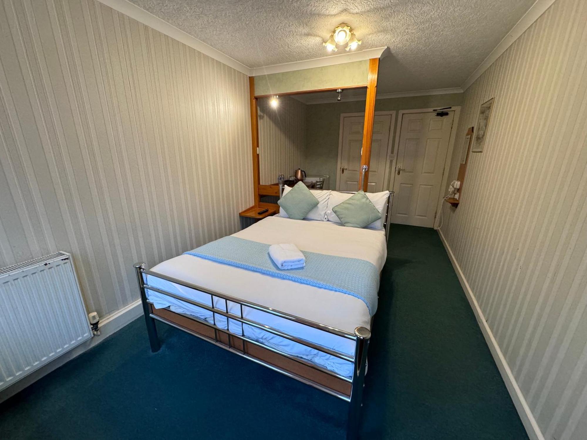 All Seasons Gatwick Guest House & Parking Horley Zewnętrze zdjęcie