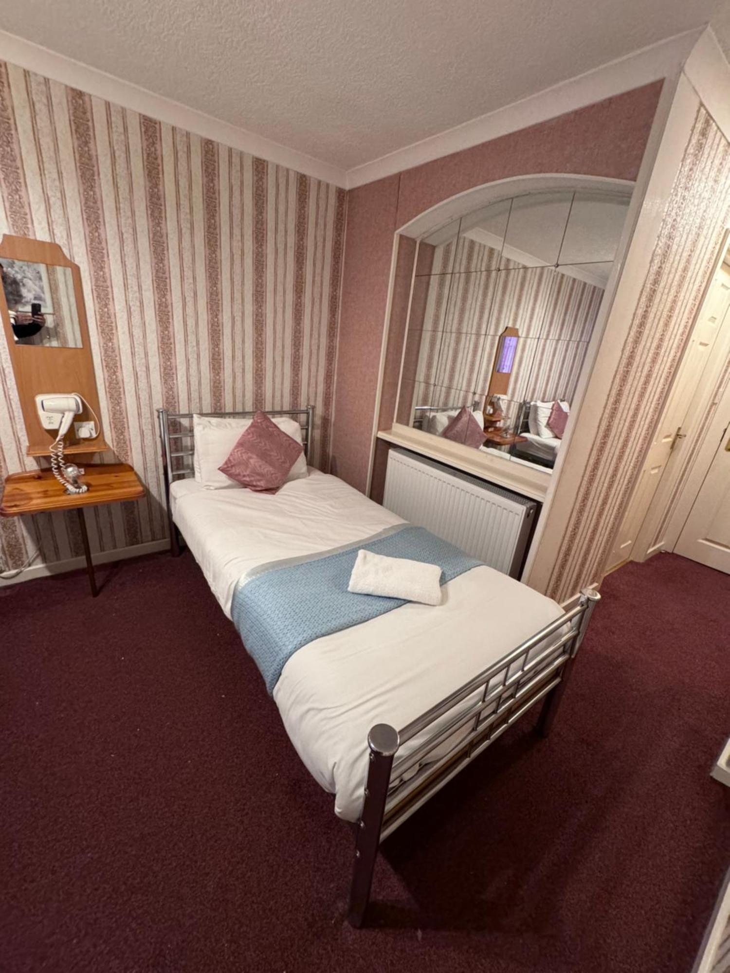 All Seasons Gatwick Guest House & Parking Horley Zewnętrze zdjęcie
